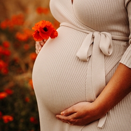 ../images/cmsimages/listing/pregnant-female-standing-blooming-poppy-field-news-1725880091119568.jpg